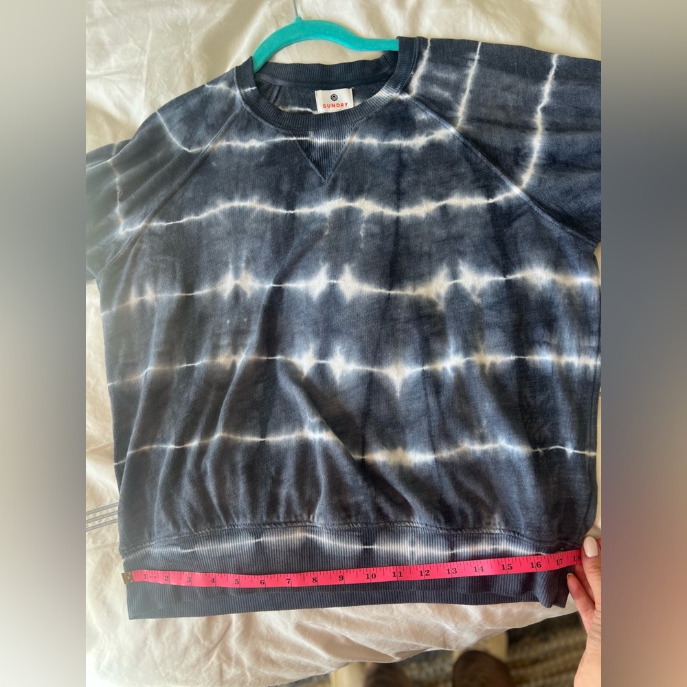 Sundry Tie Dye Puff Sleeve Raglan Sweatshirt in Navy/White Size S (4-6) - Picture 3 of 15
